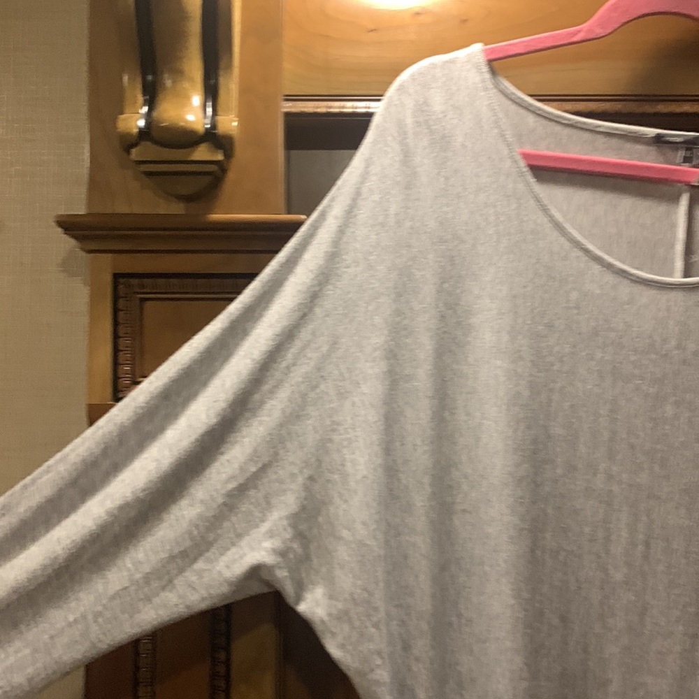 NWT VINCE Boat Neck Dolman Long Sleeve T-Shirt - in Grey
Size X-Large - Picture 6 of 7